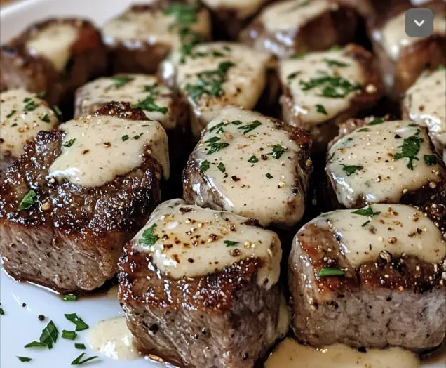 Bocaditos de filete al ajillo y mantequilla con salsa de crema de parmesano Receta